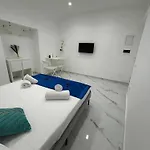 Sanfeliceguestroom Bed & Breakfast 3*